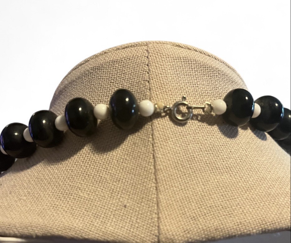 Traditional Hawaiian Polished Kukui Nut Lei Necklace – Black & White