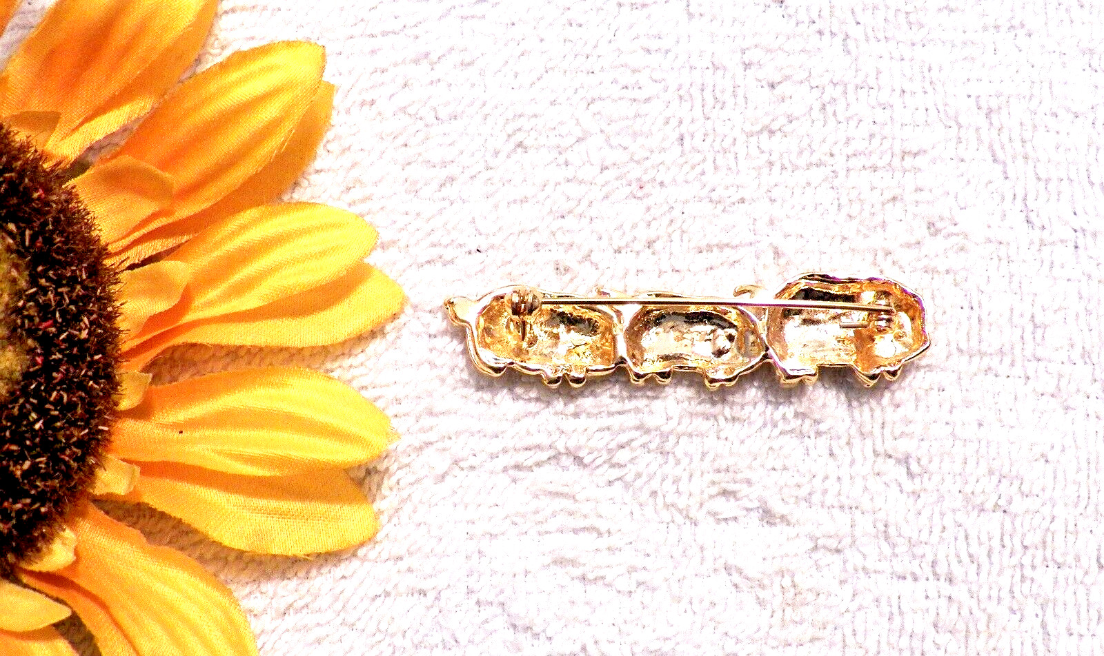 CLASSIC PIN BROOCH THREE LITTLE PIGS FAIRY TALE CURLY RHINESTONES GOLD TONE P3