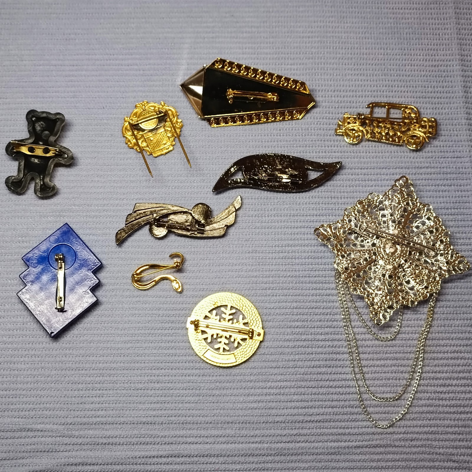 Super price! Set of 10 Brooches – Vintage