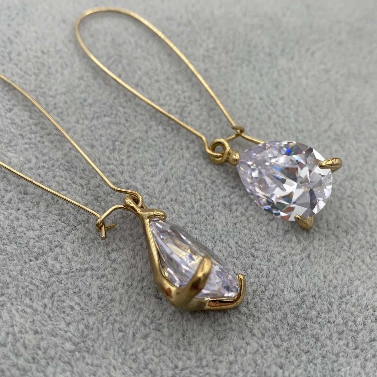 Vintage Gold Tone Pear Shaped Clear Crystal Kidney Wire Dangle Drop Earrings