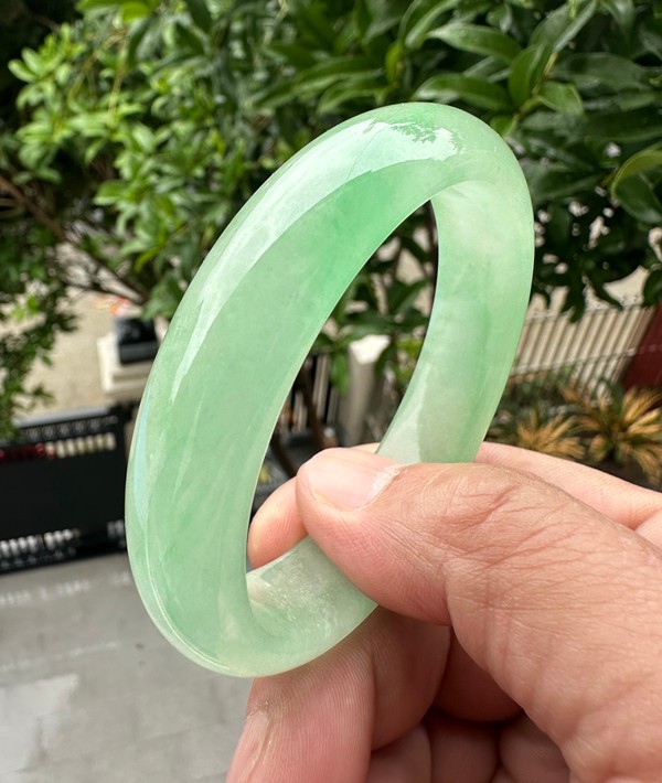Grade A Natural Green Jadeite Bangle Icy Vivid Green Fine Jewelry Bracelet 56mm