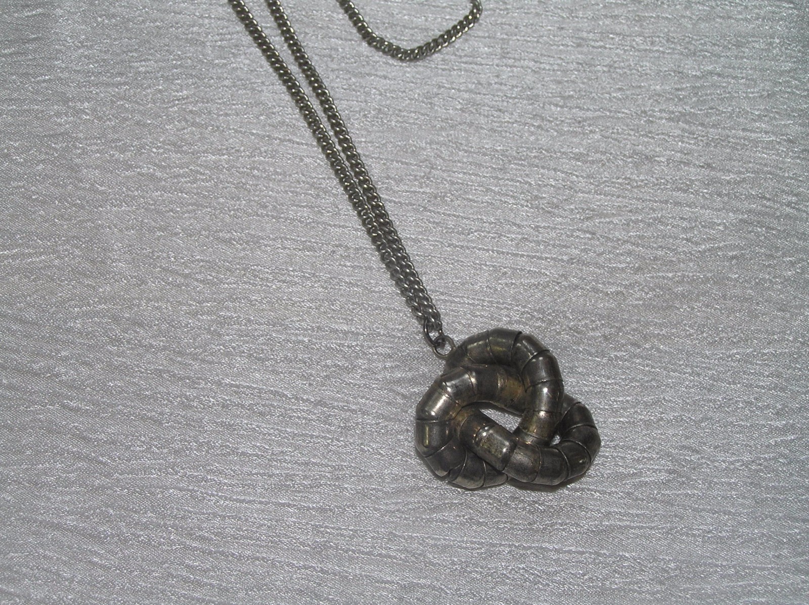 Vintage Nonmagnetic Silver Chain w Large Twist Knot Pendant Necklace – no mark