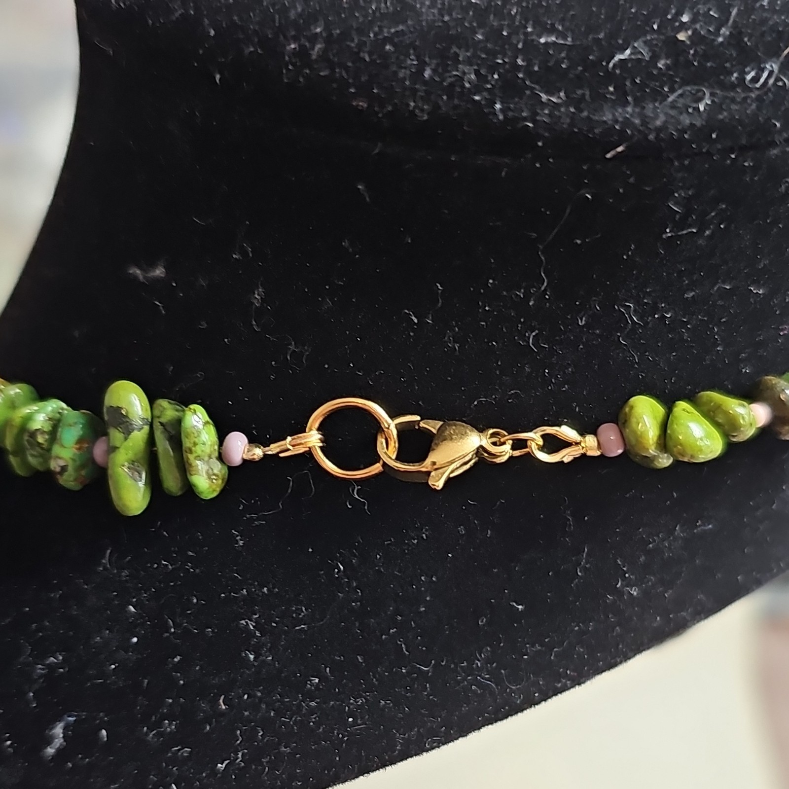 Green Turquoise Gemstone Necklace w Vtg Gold Tone Seahorse Pendant 18″ Lobster