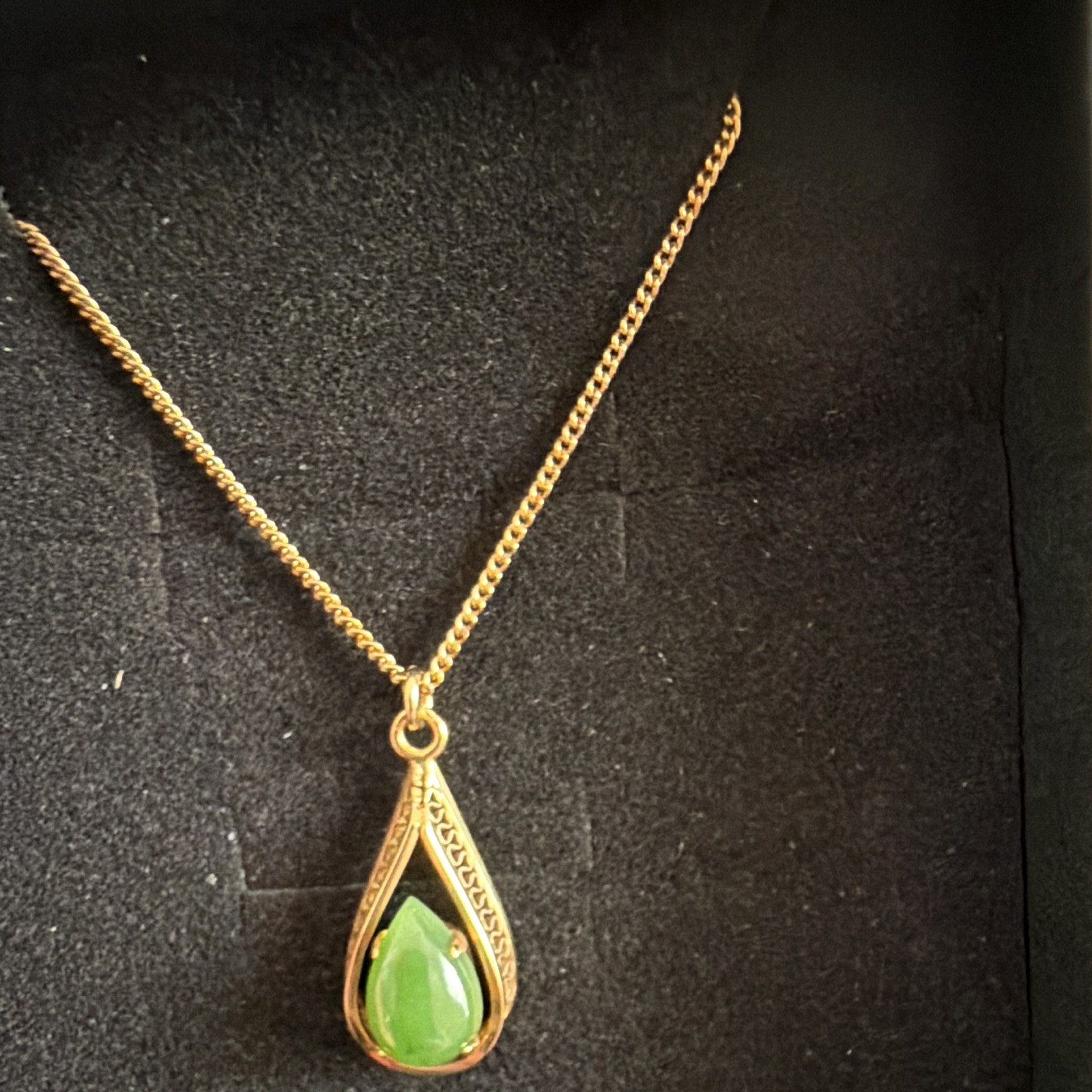Vintage 1/20 12K Gold Filled Teardrop Green Jade Style Pendant Necklace 18″ GF