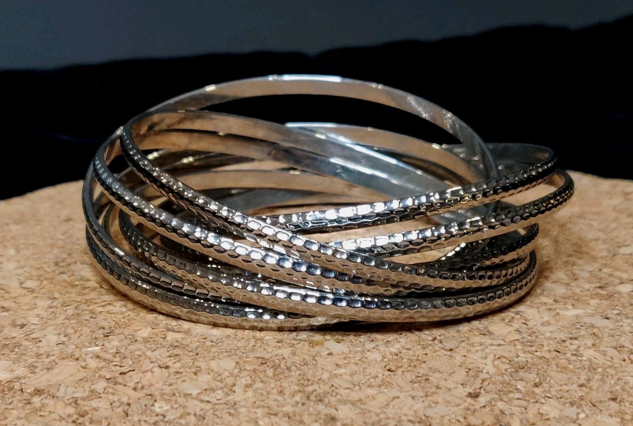 Silvertone 9 Ring Hammer Design Interlocking Bracelet 7.5 In Approx. Lovely Boho
