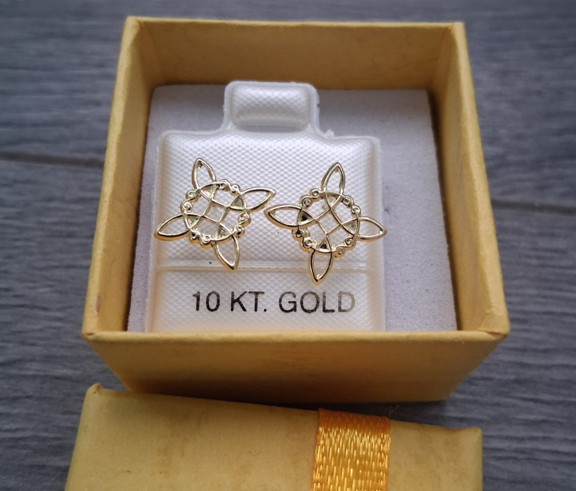 aretes de oro de 10K nudo de bruja / 10K gold earrings wich’s knot screw back.
