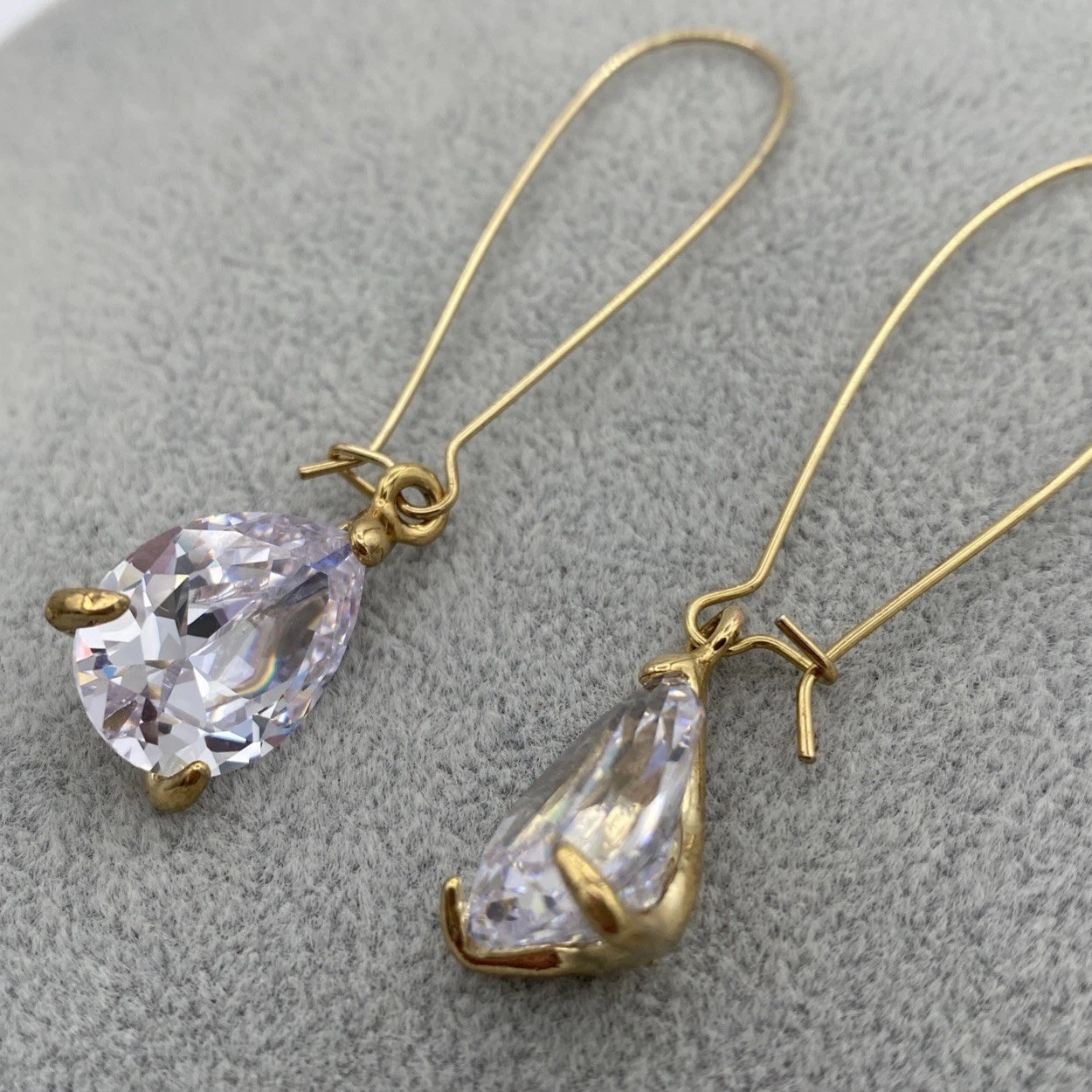 Vintage Gold Tone Pear Shaped Clear Crystal Kidney Wire Dangle Drop Earrings