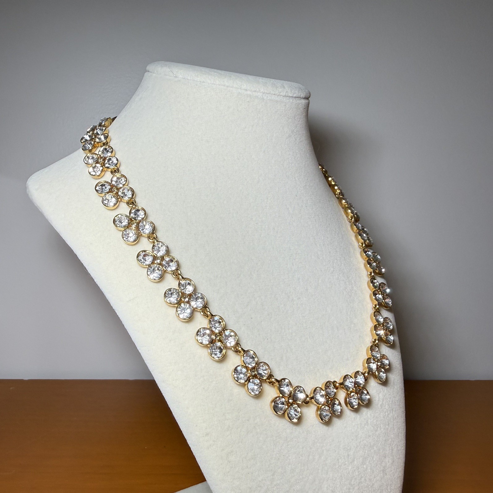 ANN TAYLOR GOLD TONE RHINESTONE NECKLACE EXCELLENT CONDITION 18” ADJUSTABLE