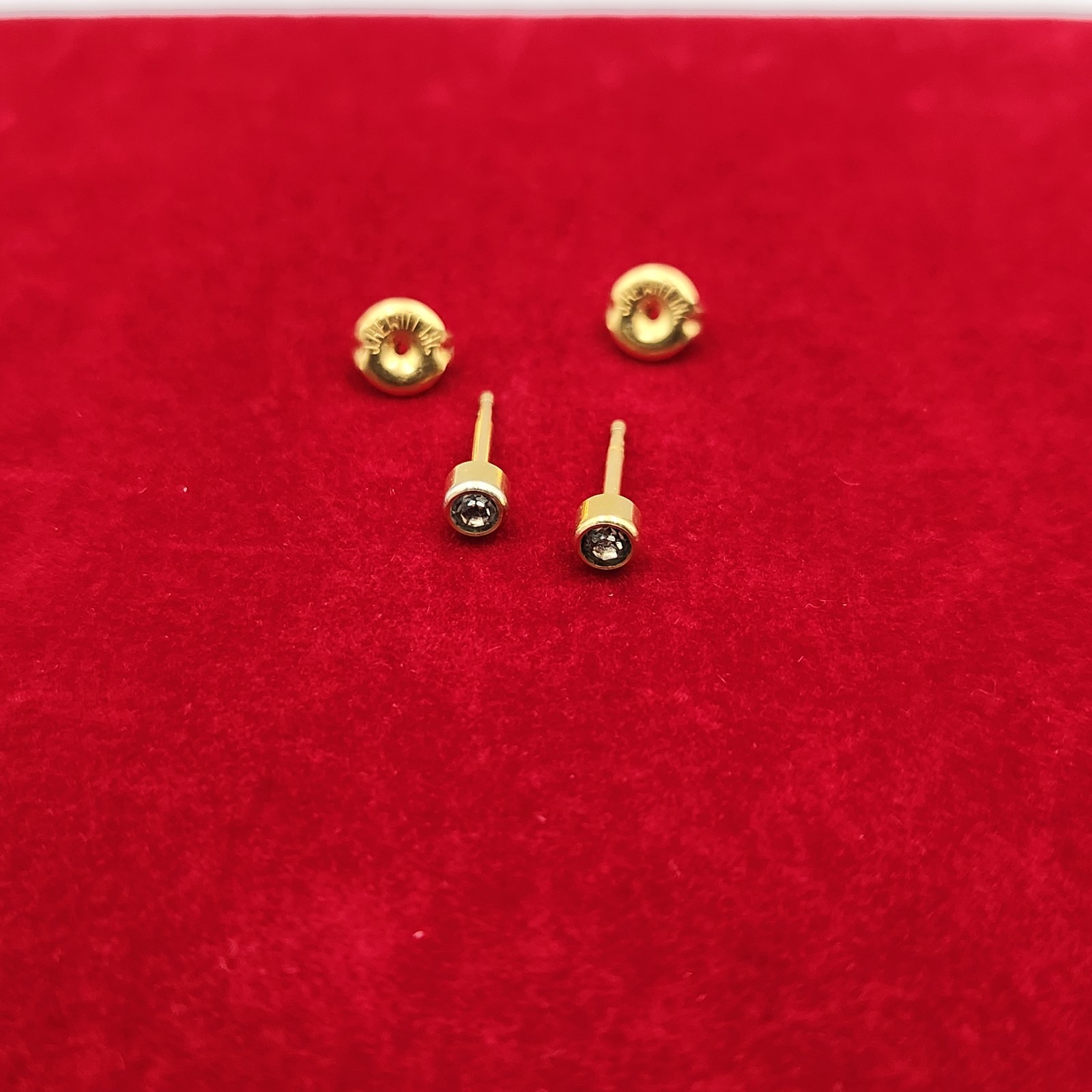 J Hewitt Gold Tone Stud Pierced Earrings whit One Clear Crystal