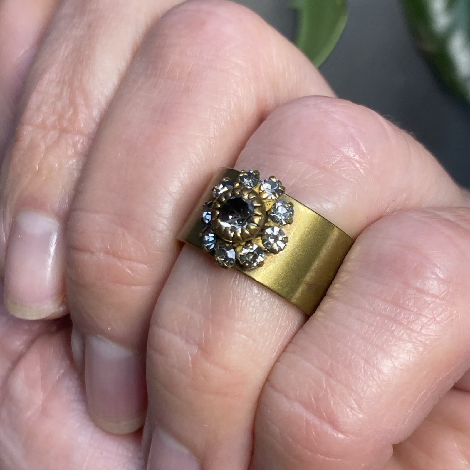 Vintage Bronze Halo Ring Band Estate Jewelry Pre-Owned Crystal Flower Size 5.5