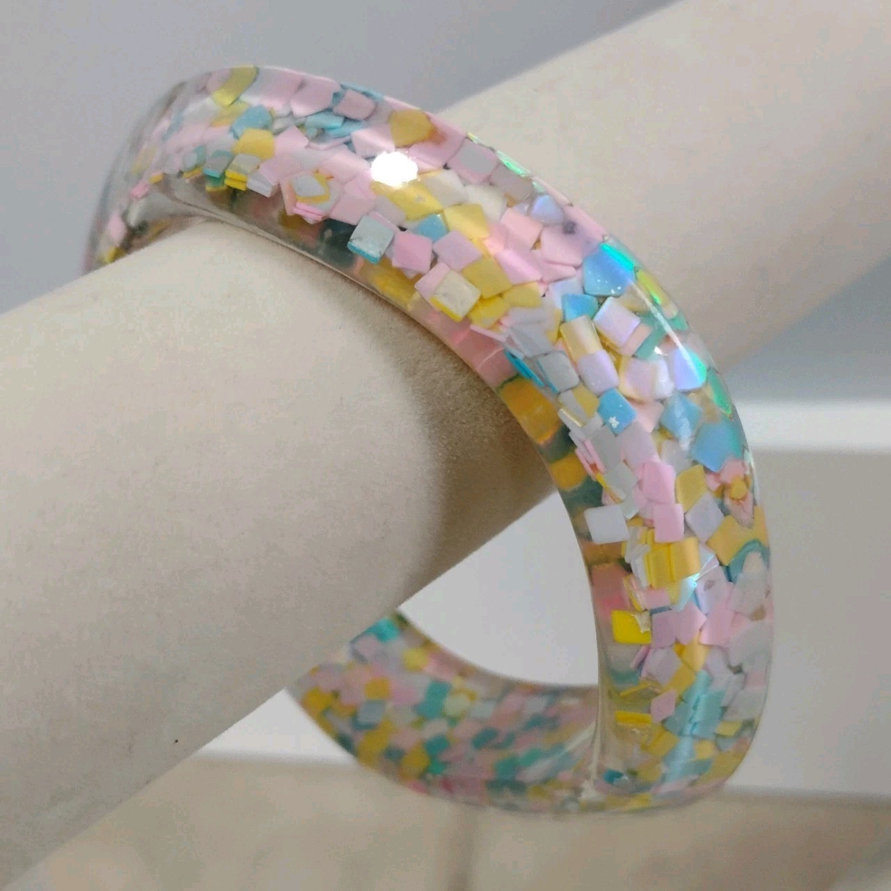 New Confetti Encased Bangle Bracelet Wavy Sz 8.5 Chunky Plastic Resin Iridescent