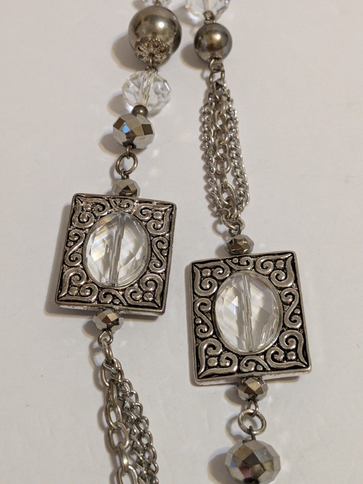Etched Metal & Acrylic Gray/Clear Faceted Beads Silver Tone Pendant Necklace 29″