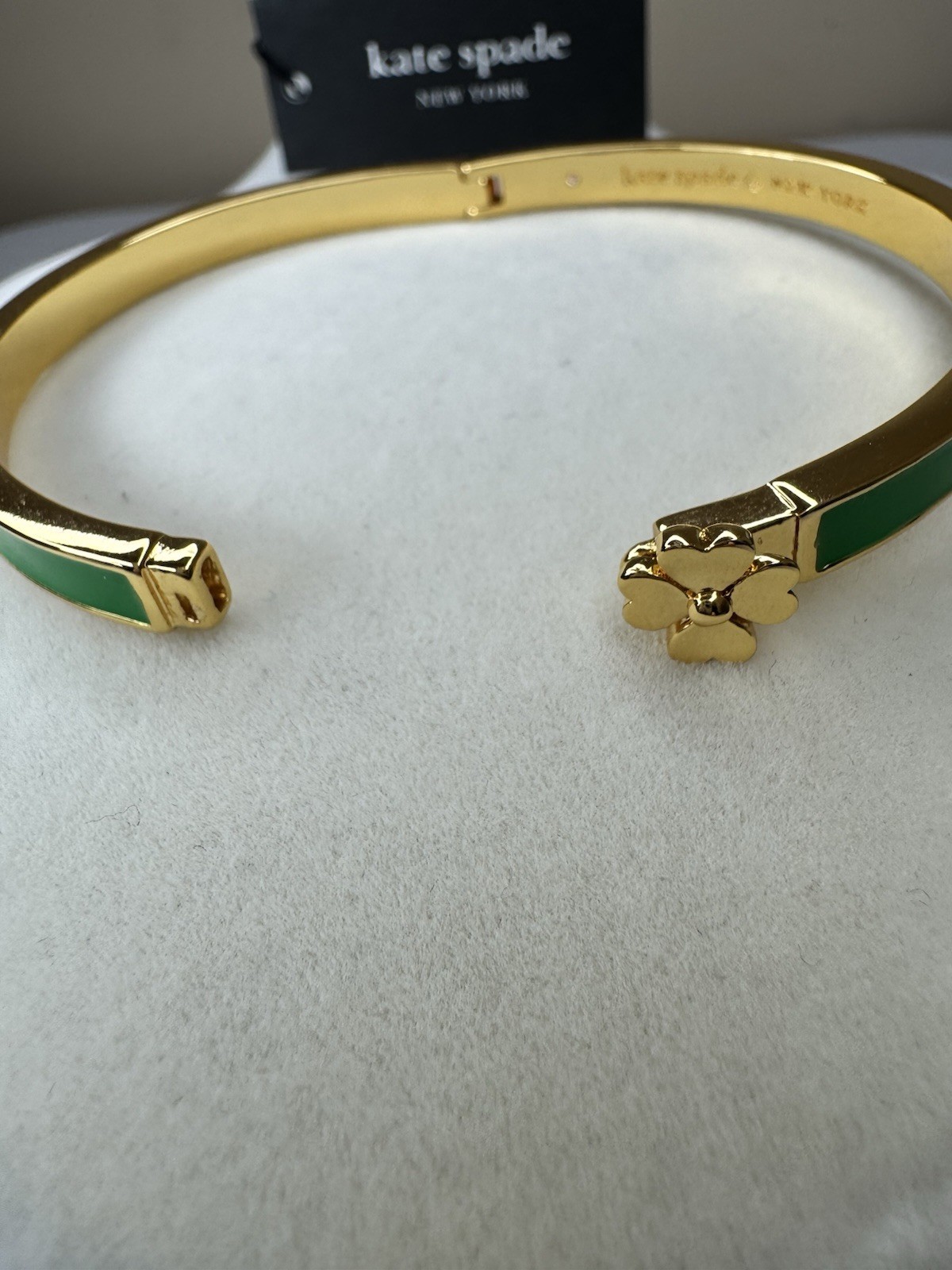 New Kate Spade New York Clover Green & Gold Hinged Bangle 7 Inch Gold Clasp