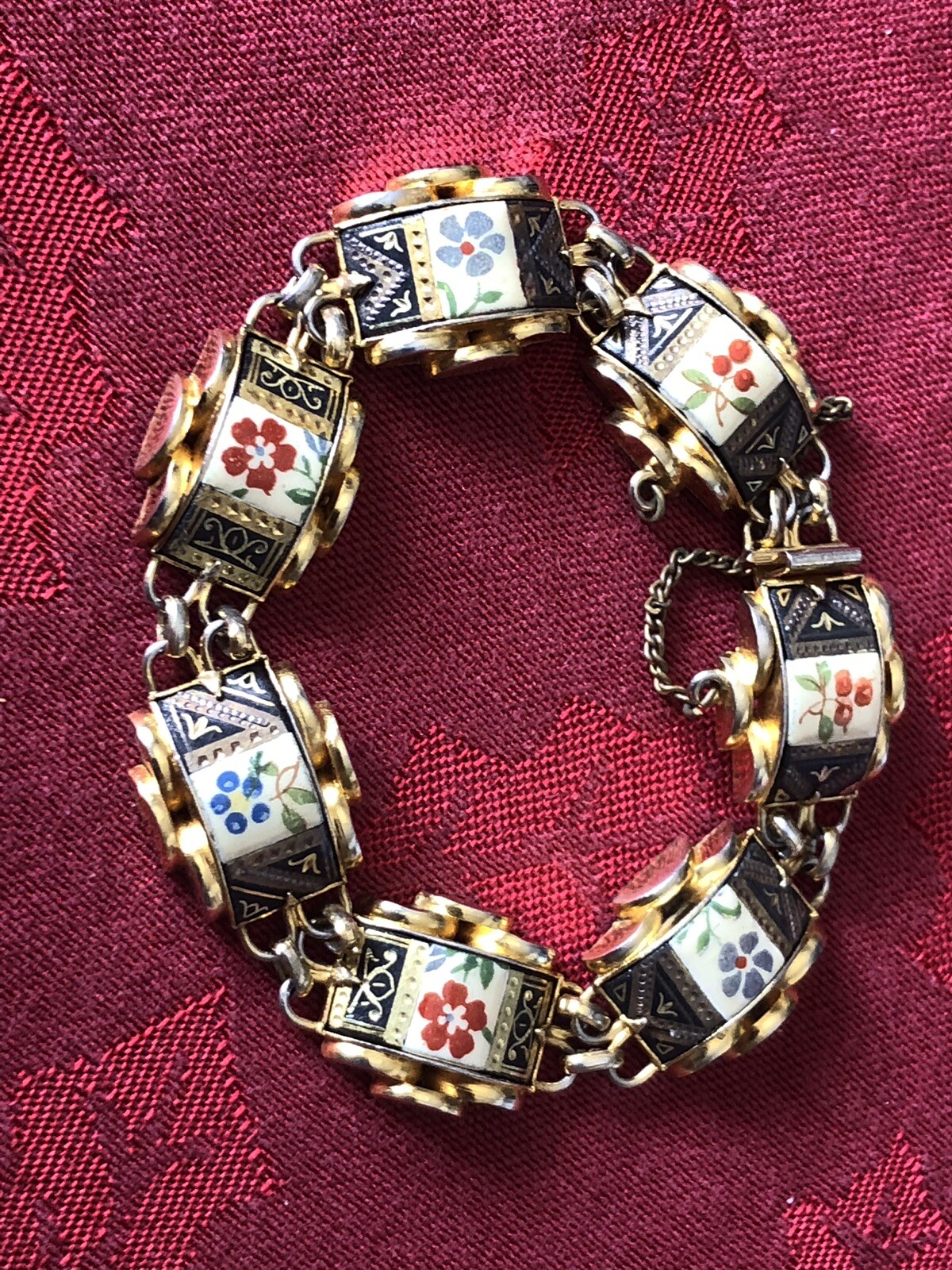 Ladies Bracelet w/ Enamelware & Fantastic Detail – Nice Clasp w/ Safety Chain