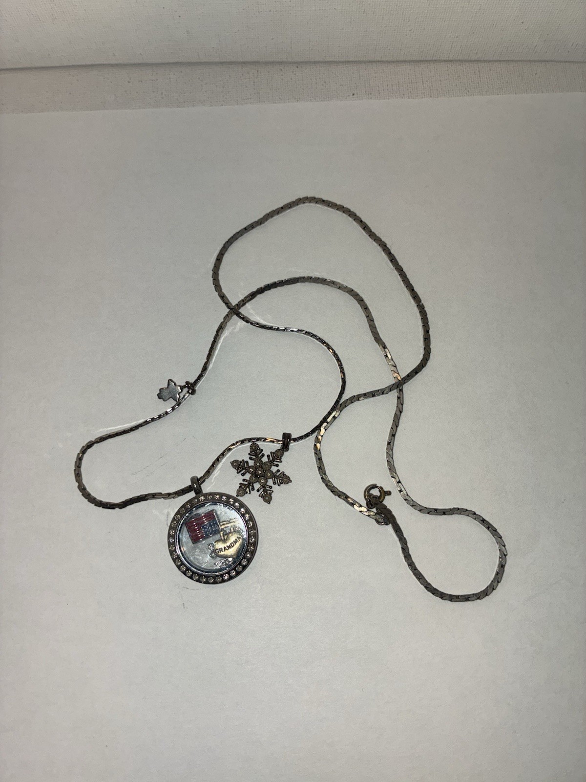 Lot of assorted women’s necklaces/ chains 26 in total.