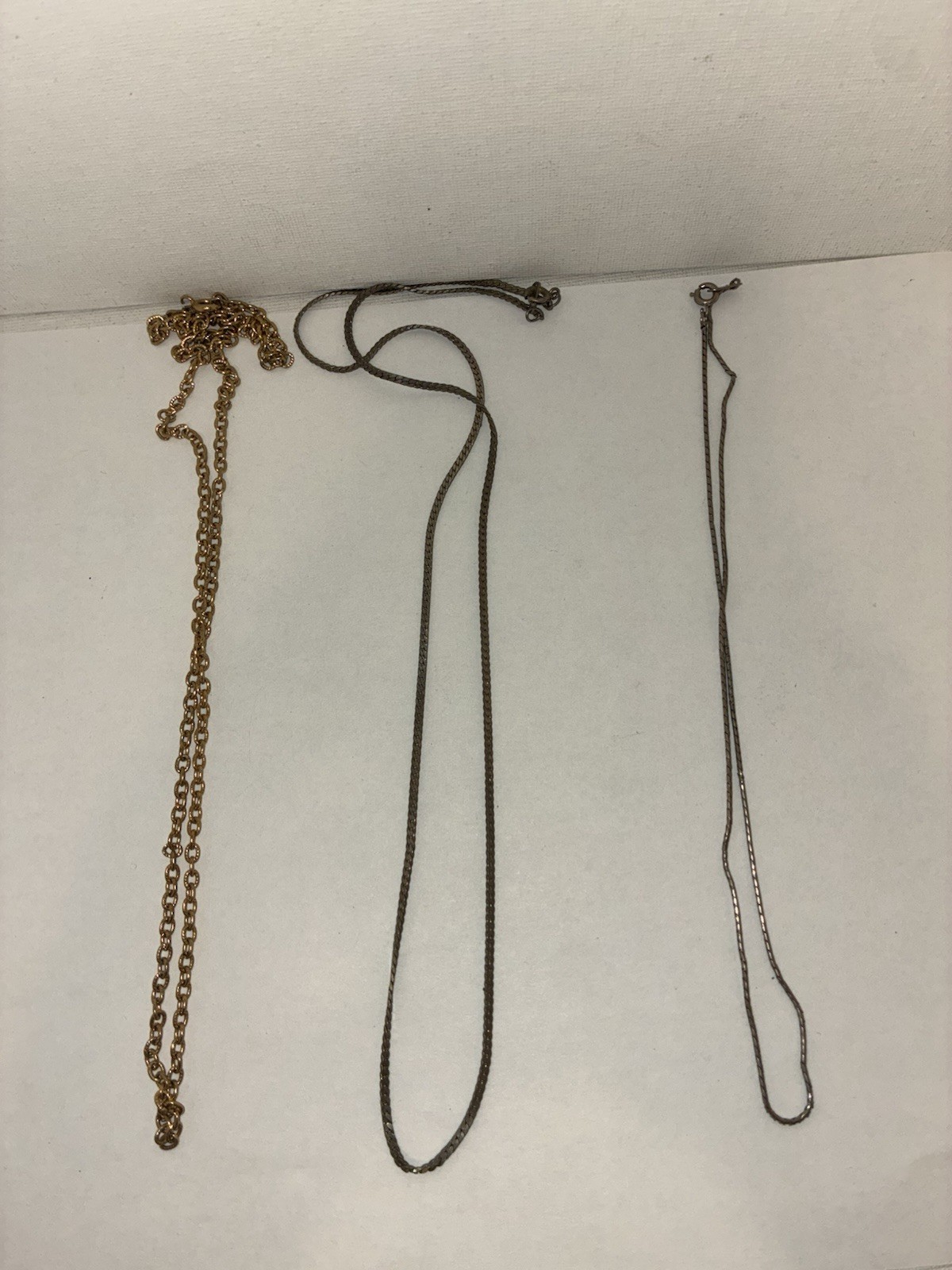 Lot of assorted women’s necklaces/ chains 26 in total.