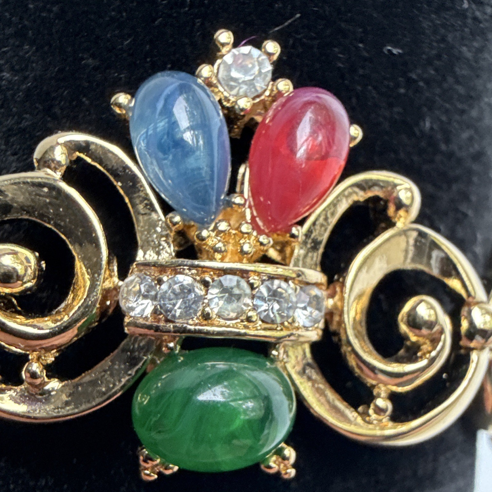 Vintage Trifari Signed Gold Tone India Mogul Multicolor Cabochon 7.5” Bracelet