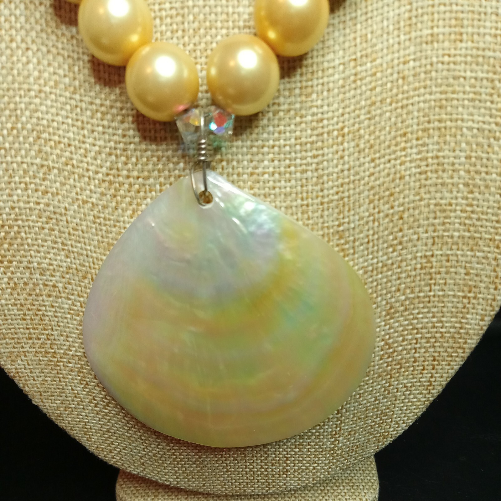 MADE WHIT LOVE Faux Pearls Necklace Mother Of Pearl Shell Pendent. 7844