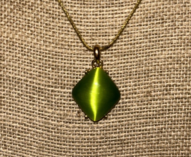 Unbranded Women’s 18” – 20.5” Goldtone Chain Necklace With Green Pendant EUC