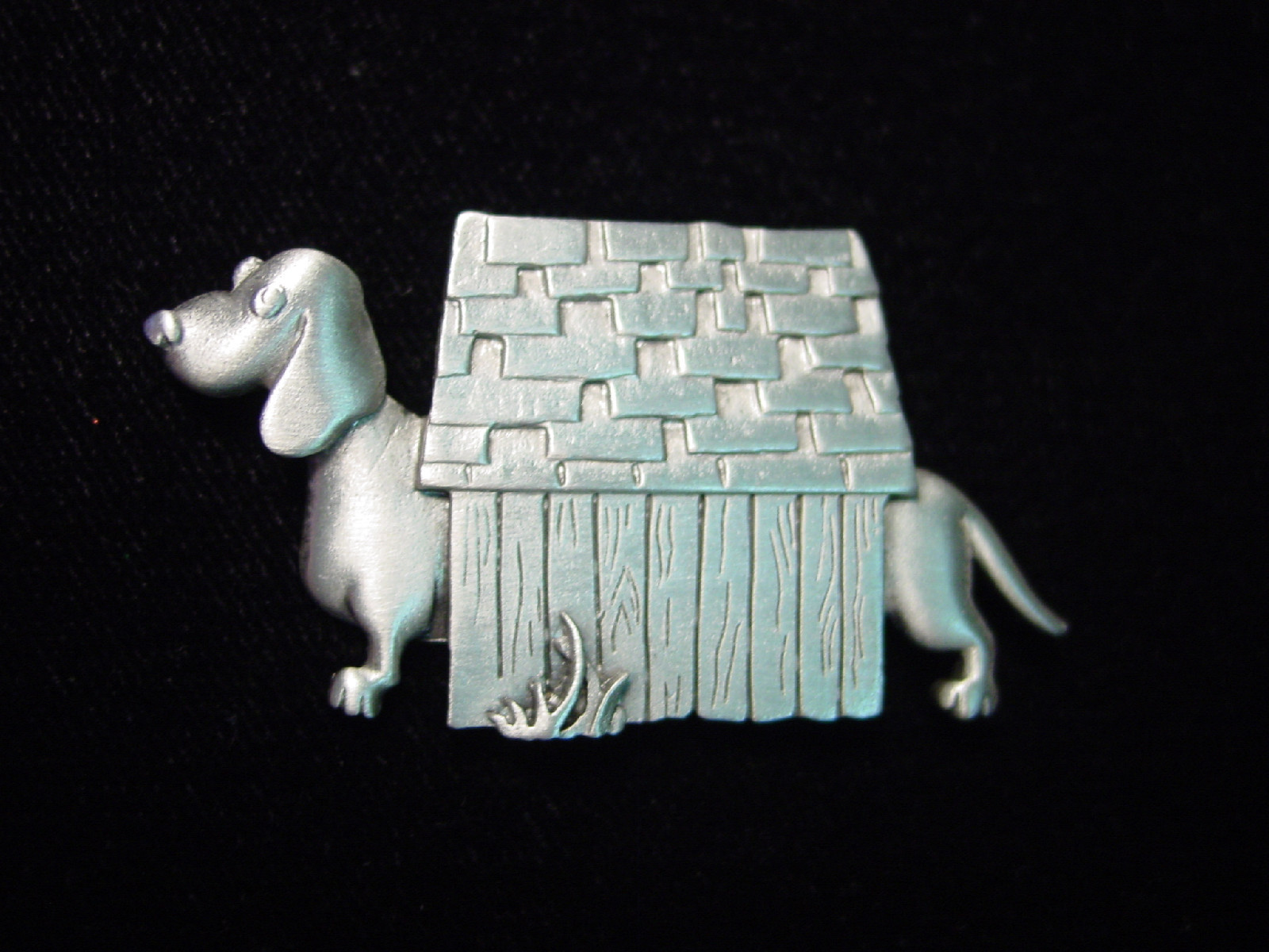 “JJ” Jonette Jewelry Silver Pewter ‘LONG Dachshund in Dog House’ Pin