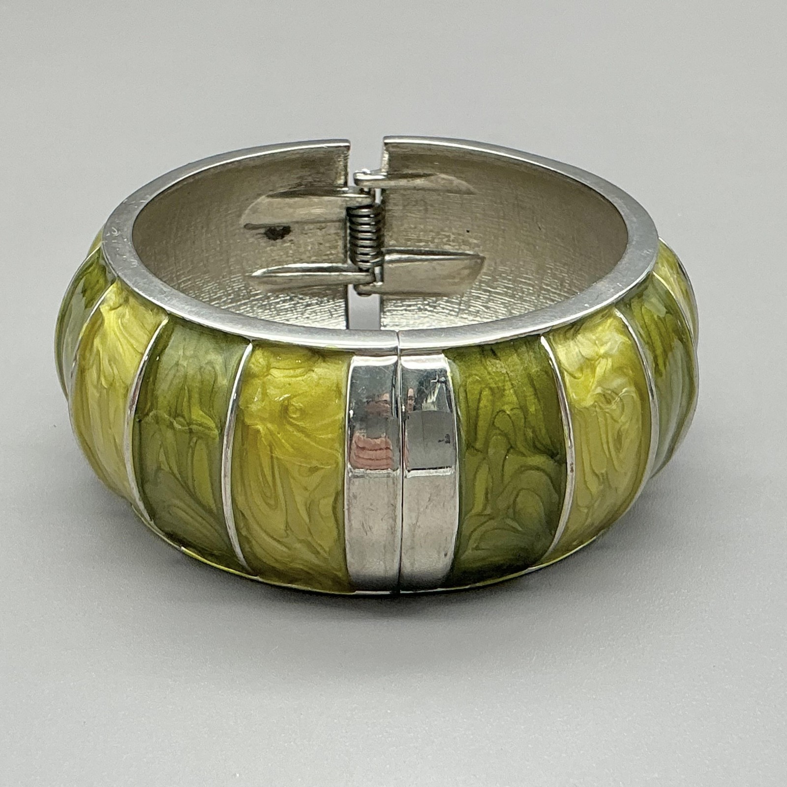Bracelet Green Resin Wide Bangle Silver Tone Snap Hinged Womens Jewelry 7 Inch