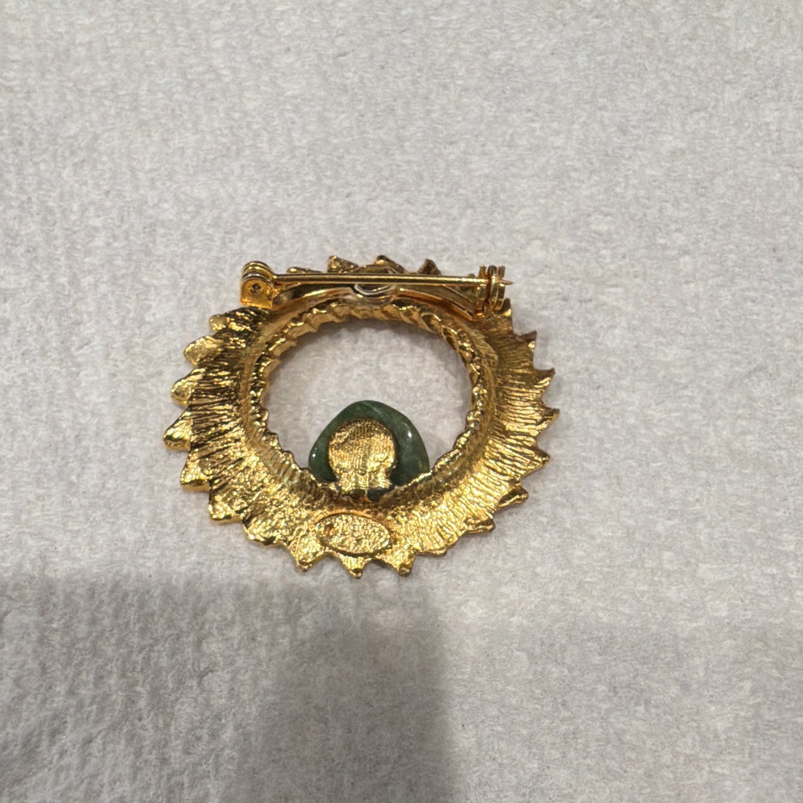 Vintage Gold Tone Textured Round Wreath Brooch Pin w/ Green Cabochon Stone