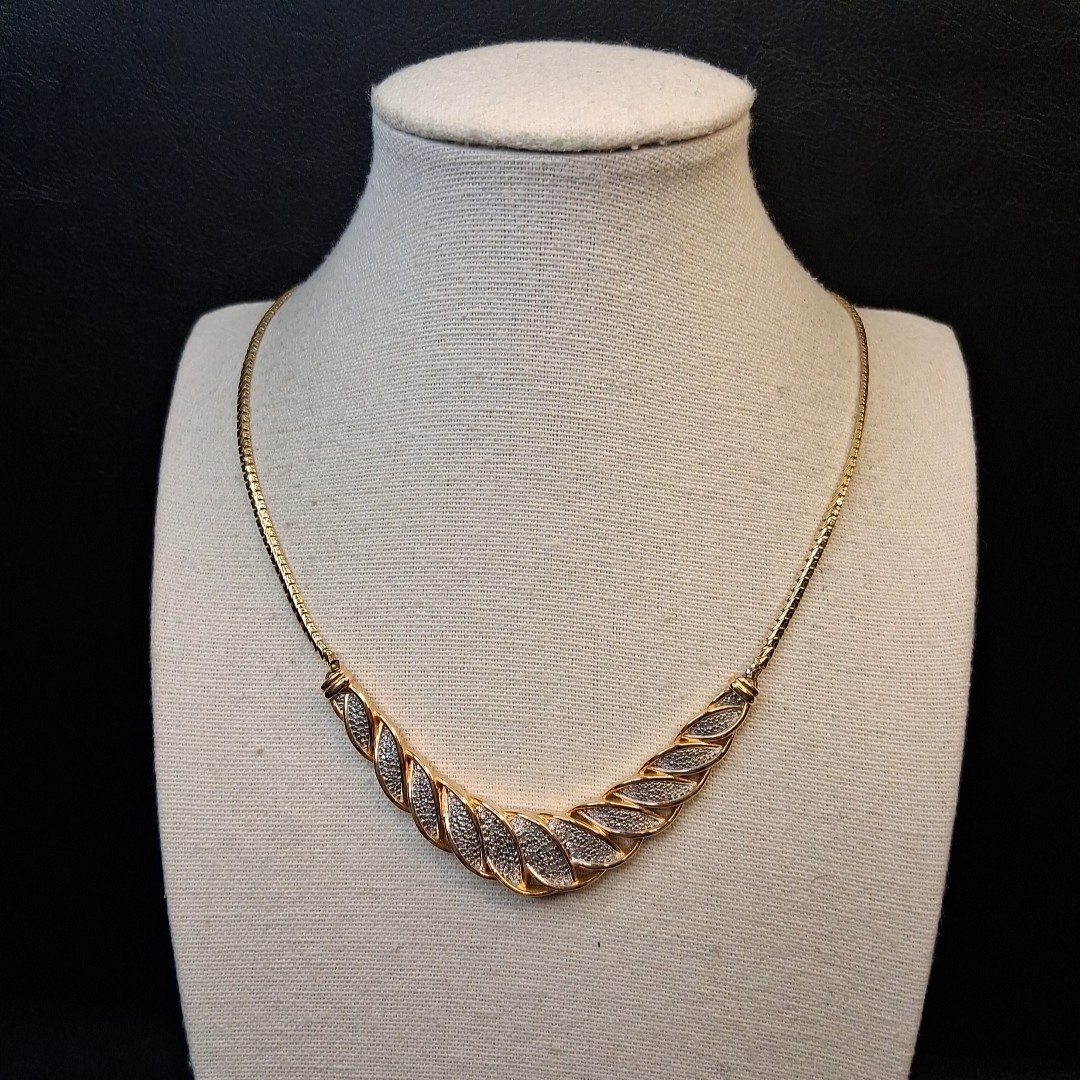BR-KRN Chain Bib Necklace Gold Tone Whit Diamond Chip Accent. 17.253