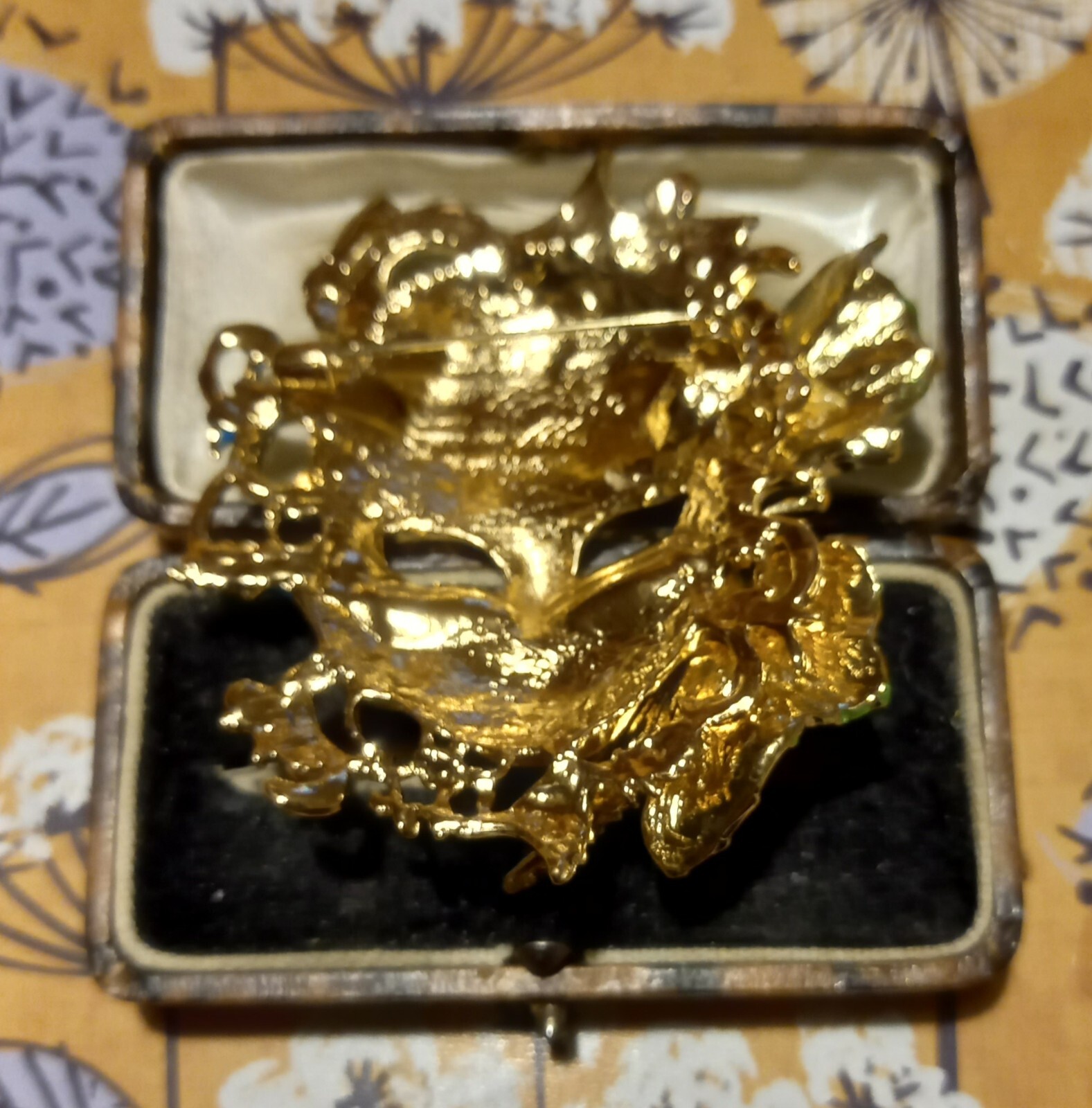 VINTAGE STYLE LARGE BIG GOLDTONE ENAMEL VENETIAN MASK BROOCH GLAM SPECTACULAR