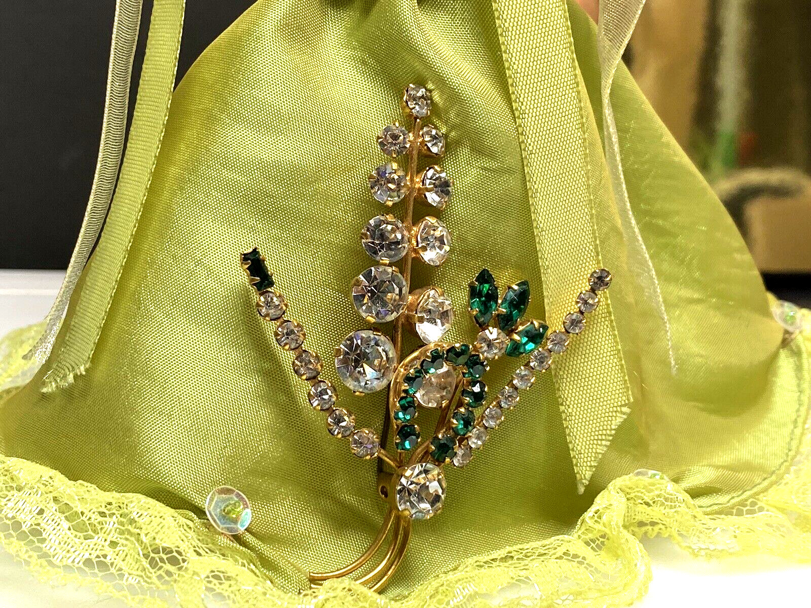 Vintage Brooch Flower Rhinestones Gem Spray Gold Metal 10.30g 1950′ zz