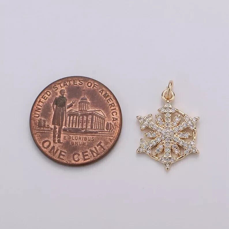 Round Cut Simulated Diamond Gorgeous Snowflake Pendant In 14K Yellow Gold Plated