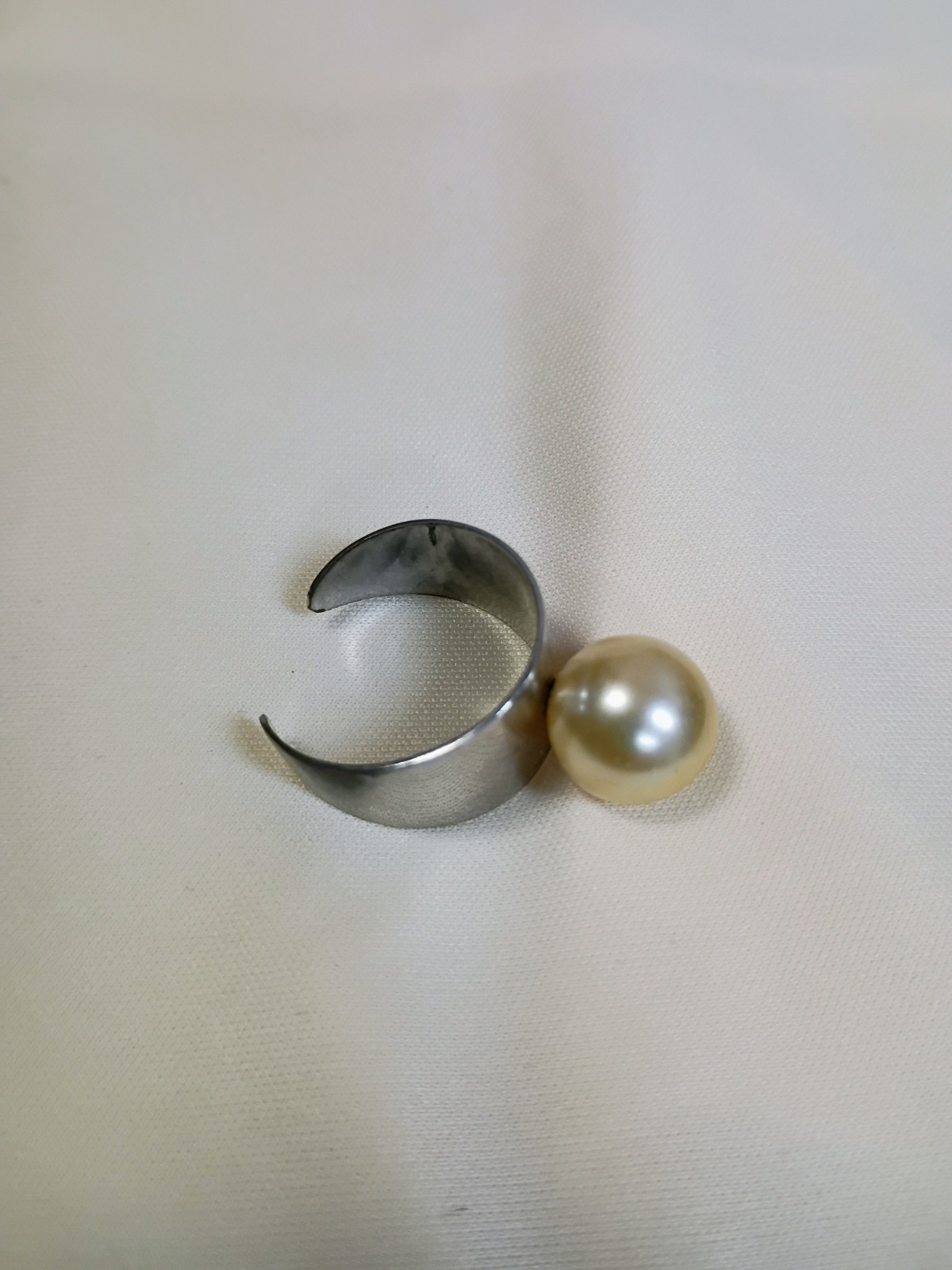 Adjustable Silver Tone Metal Band Ring Size 8 Round Cream Faux Pearl