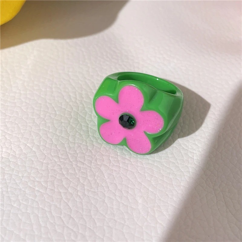 Multicolored resin oil drop ring, oval geometric style, adorned with flowers