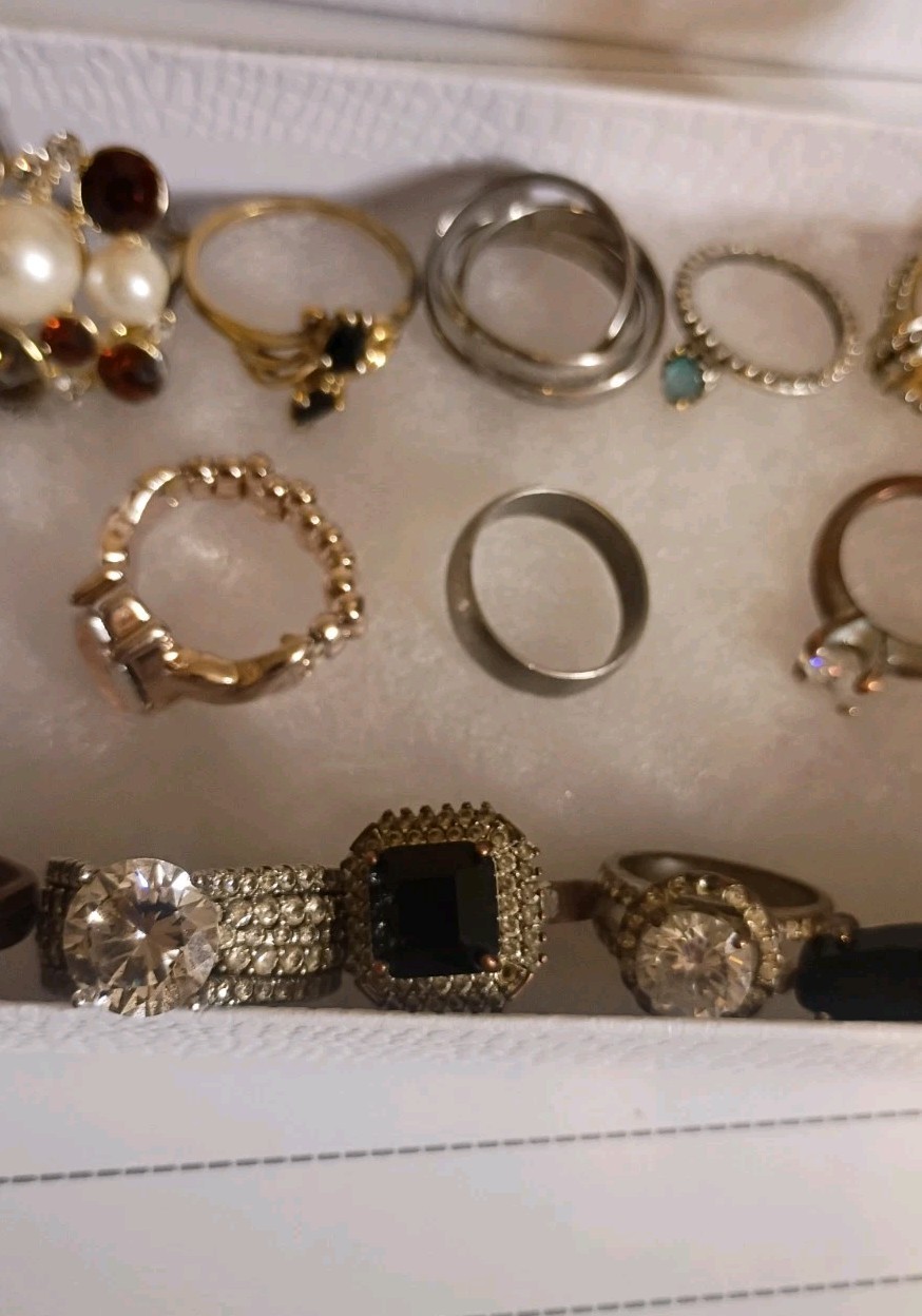 Lot of 19 Vintage To modern costume jewelry rings, mixed materials