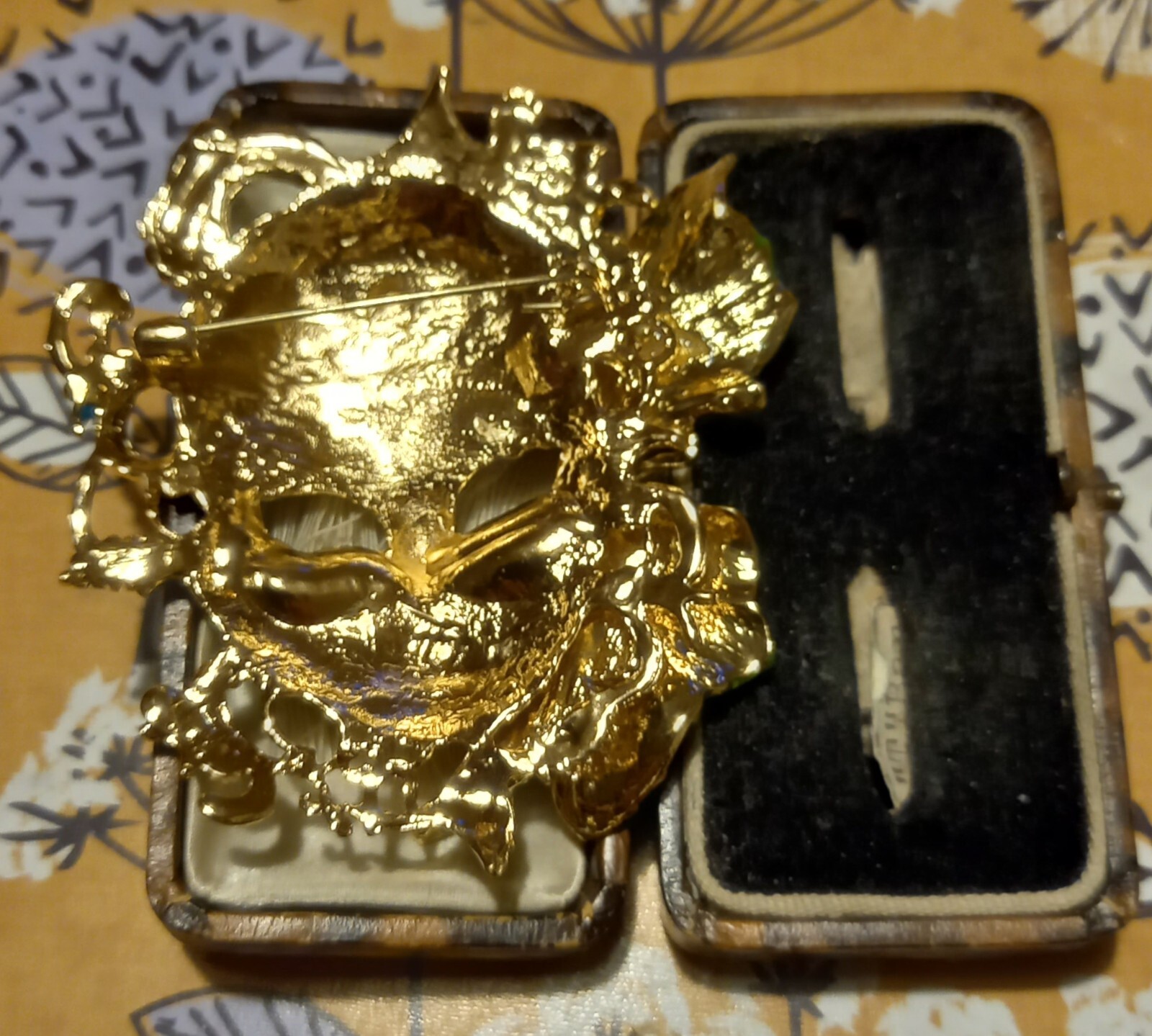 VINTAGE STYLE LARGE BIG GOLDTONE ENAMEL VENETIAN MASK BROOCH GLAM SPECTACULAR