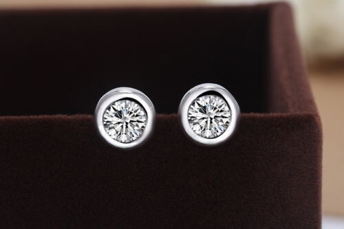 Stunning New Silver Plated 7mm Clear White Round Bezel Set CZ Stud Earrings