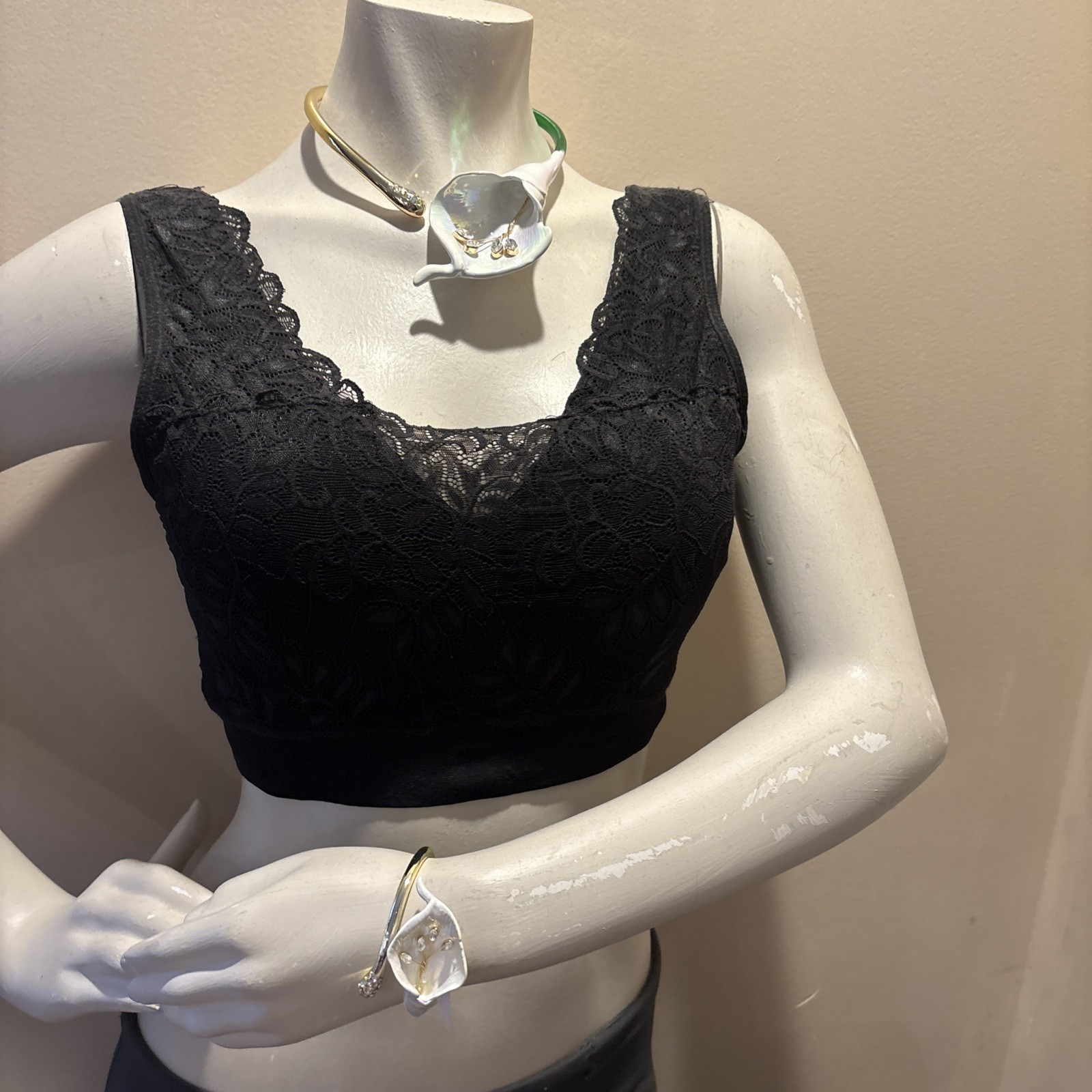 NWT BETSEY JOHNSON Calla Lily Collar Necklace Floral Design Crystals MSRP $128