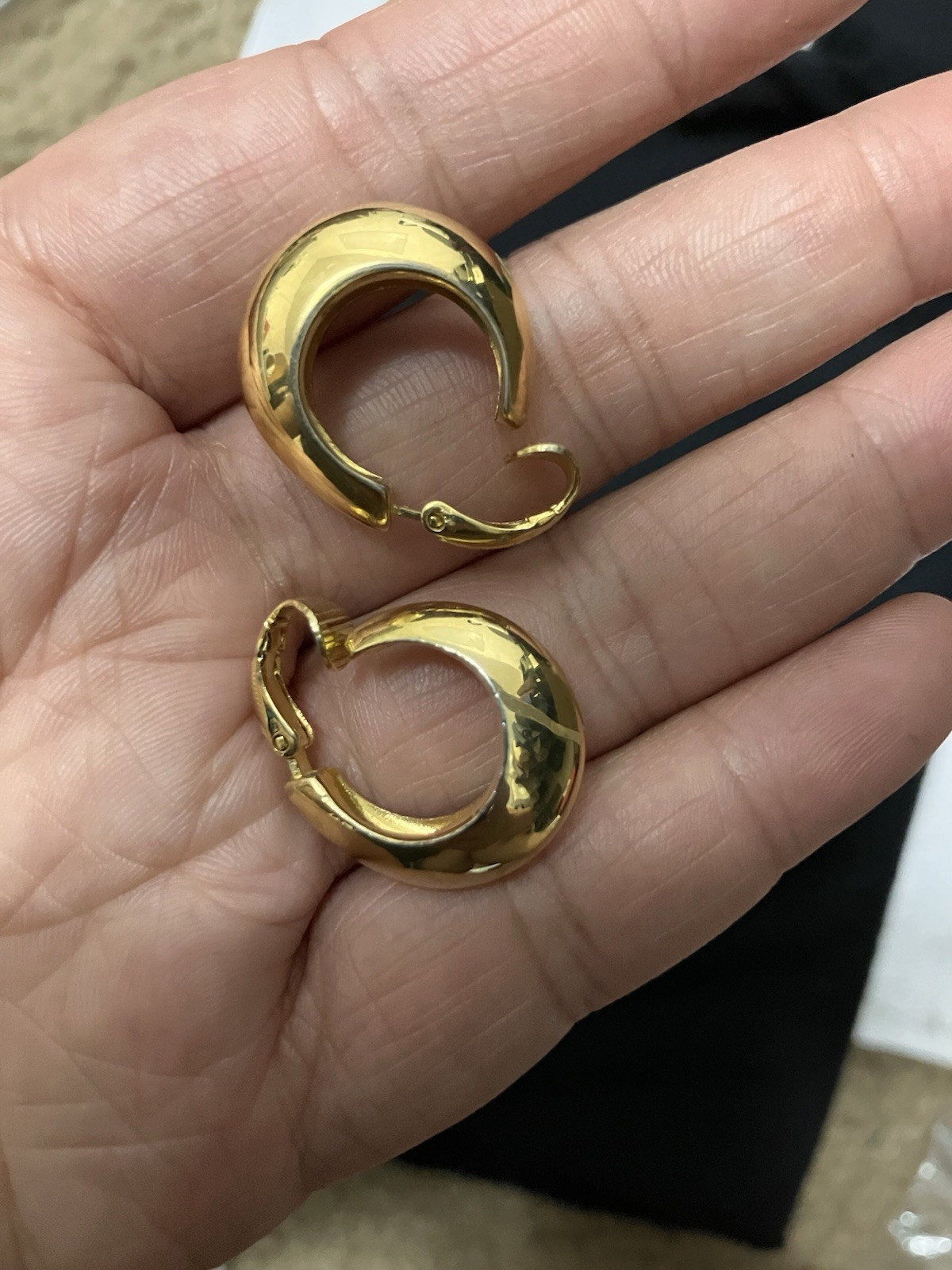 Trifari Crown Signed Gold Tone Hinged Round Hoop Earrings Lobe Metal No Stone
