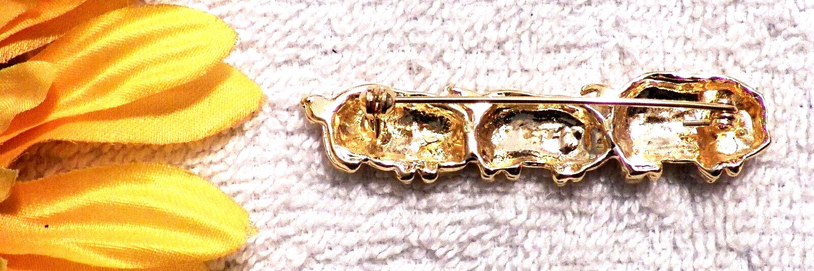 CLASSIC PIN BROOCH THREE LITTLE PIGS FAIRY TALE CURLY RHINESTONES GOLD TONE P3