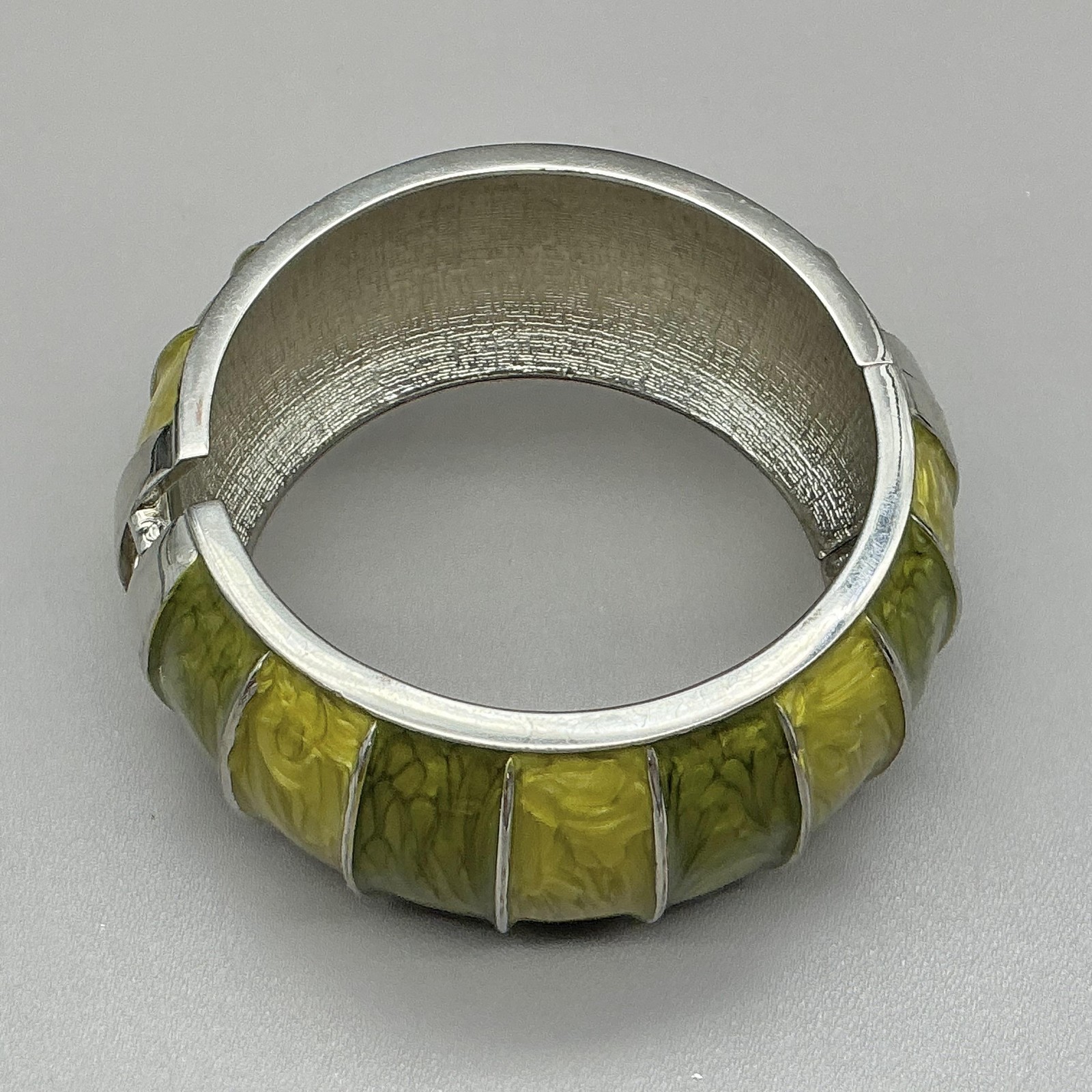 Bracelet Green Resin Wide Bangle Silver Tone Snap Hinged Womens Jewelry 7 Inch