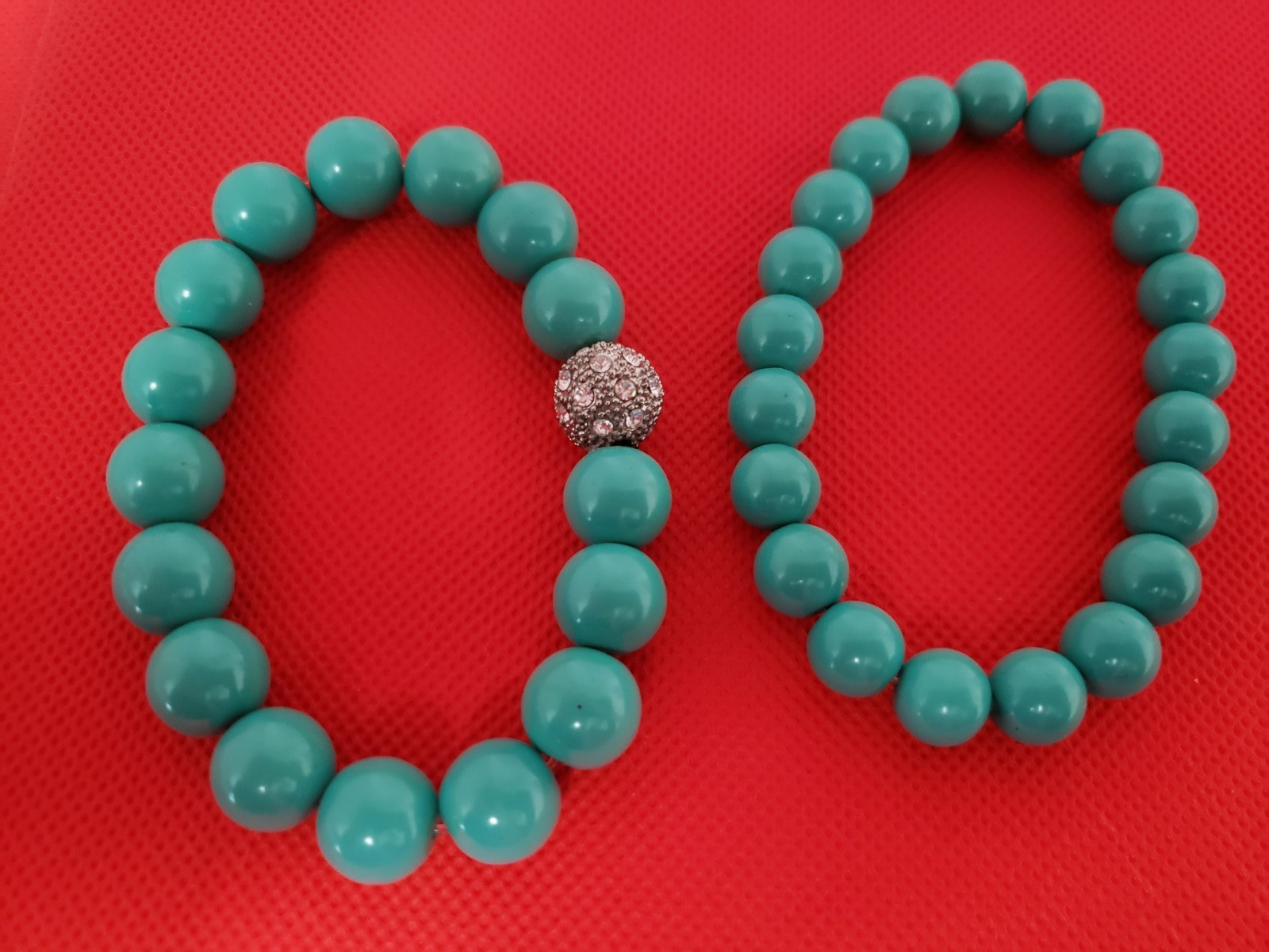 TURQUOISE BEADED AND METALLIC 36″ NECKLACE AND STRETCH BRACELETS