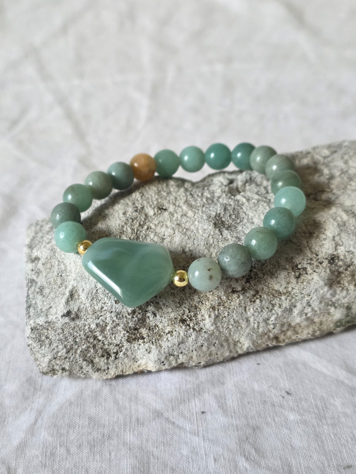 NWOT! Pretty Bracelet with Round Turquoise and Gold Colored Beads