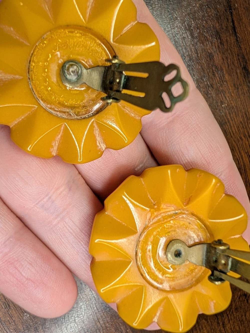 Bakelite Scalloped Edge Round Clip-On Earrings — Butterscotch Yellow