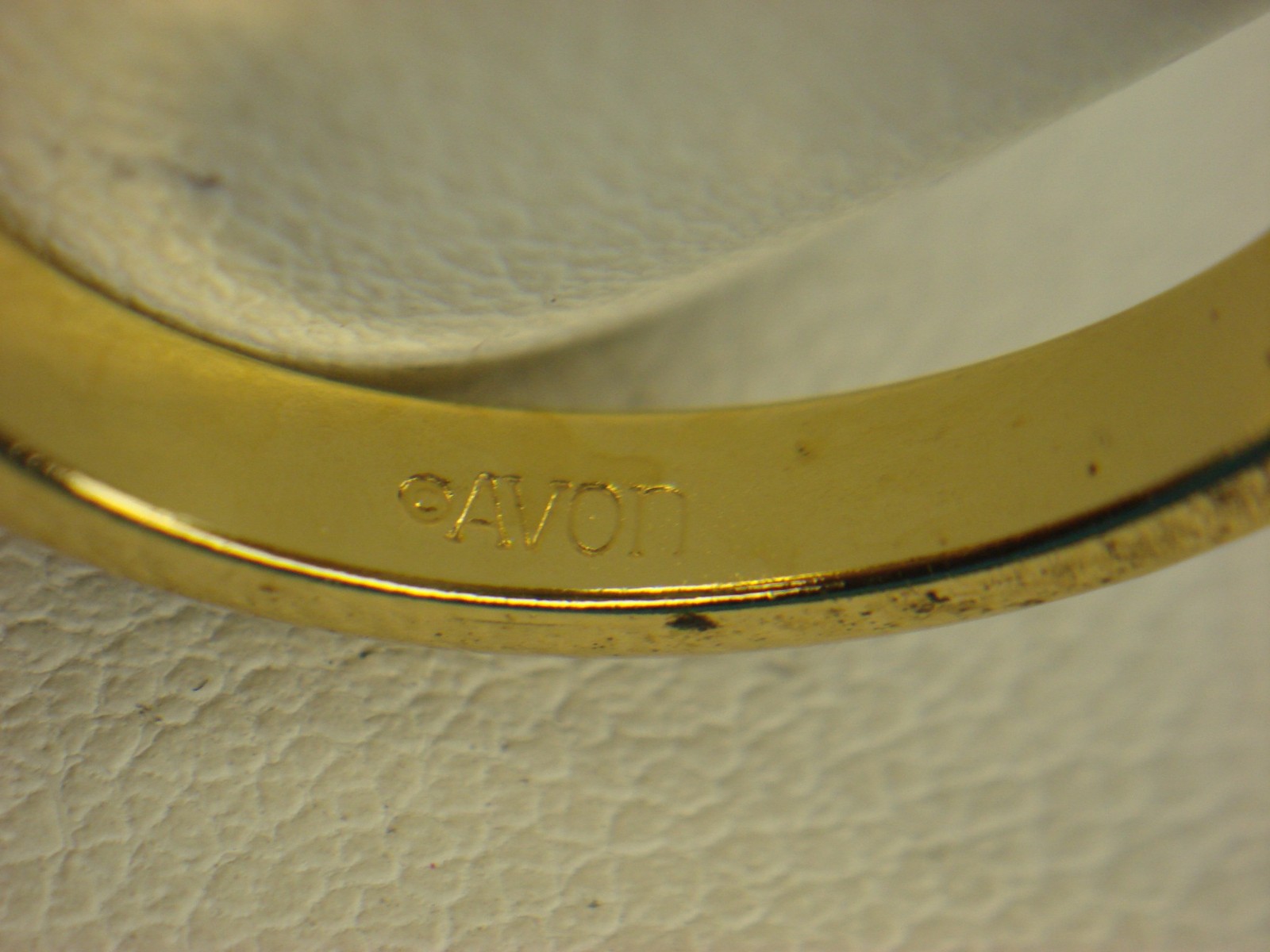 AVON GOLD TONE BAND RING WITH BLUE STONES ALL AROUND – SIZE 6 3/4