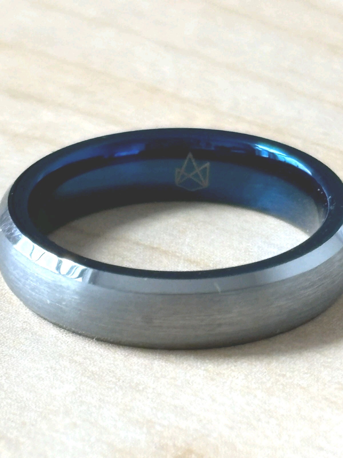 Stainless steel ring / size 4 / dark gray to black on outside /blue on inside