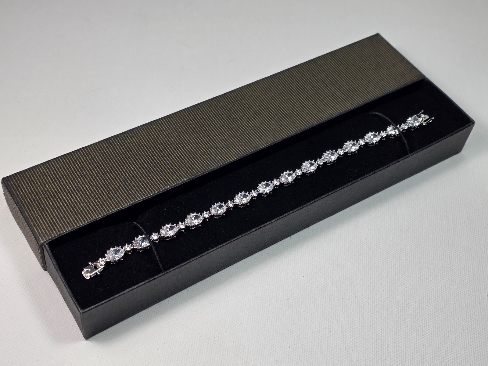 Stauer DiamondAura Riviere Bracelet Sterling Silver Marked 925 Length7.5