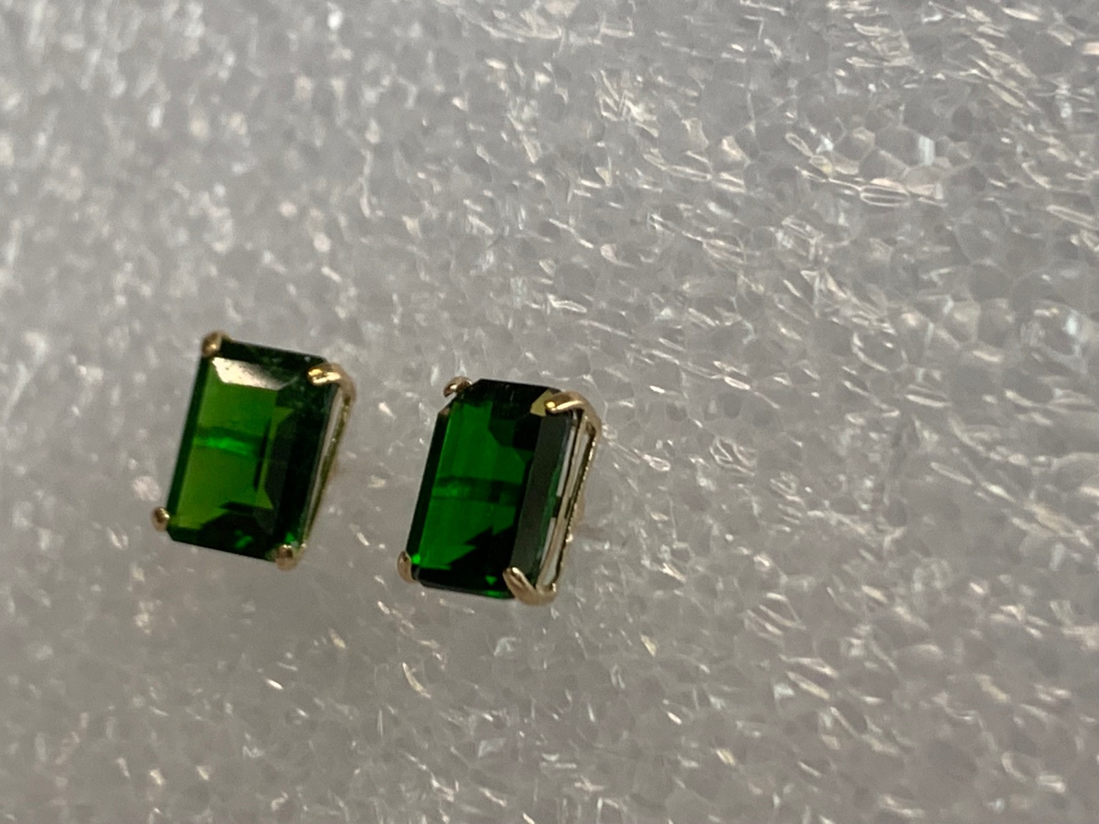 10K Yellow Gold Earrings .68g Fine Jewelry Baguette Emerald Look Studs *READ*