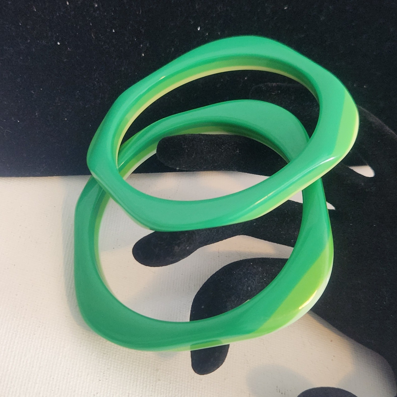 Green Resin acrylic Bangle Bracelet Set 4pc Round Wavy Scalloped Stackable Retro