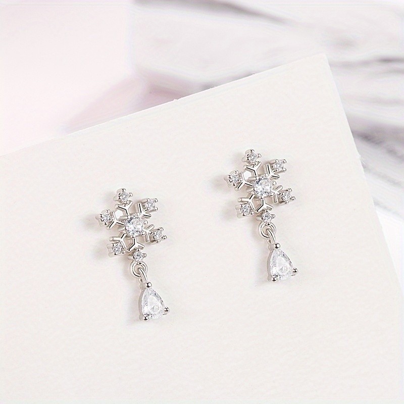 Women’s Snowflake Shaped Earrings Sparkling Rhinestones Elegant Earrings Alloy