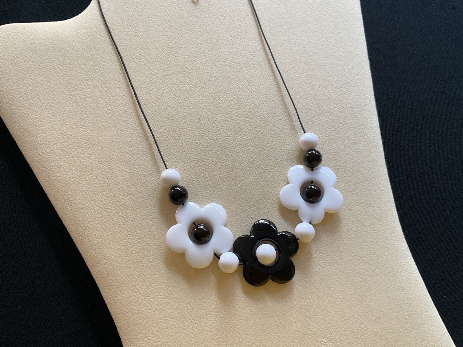 White And Black Flower Beads 60’s Style Adjustable Necklace