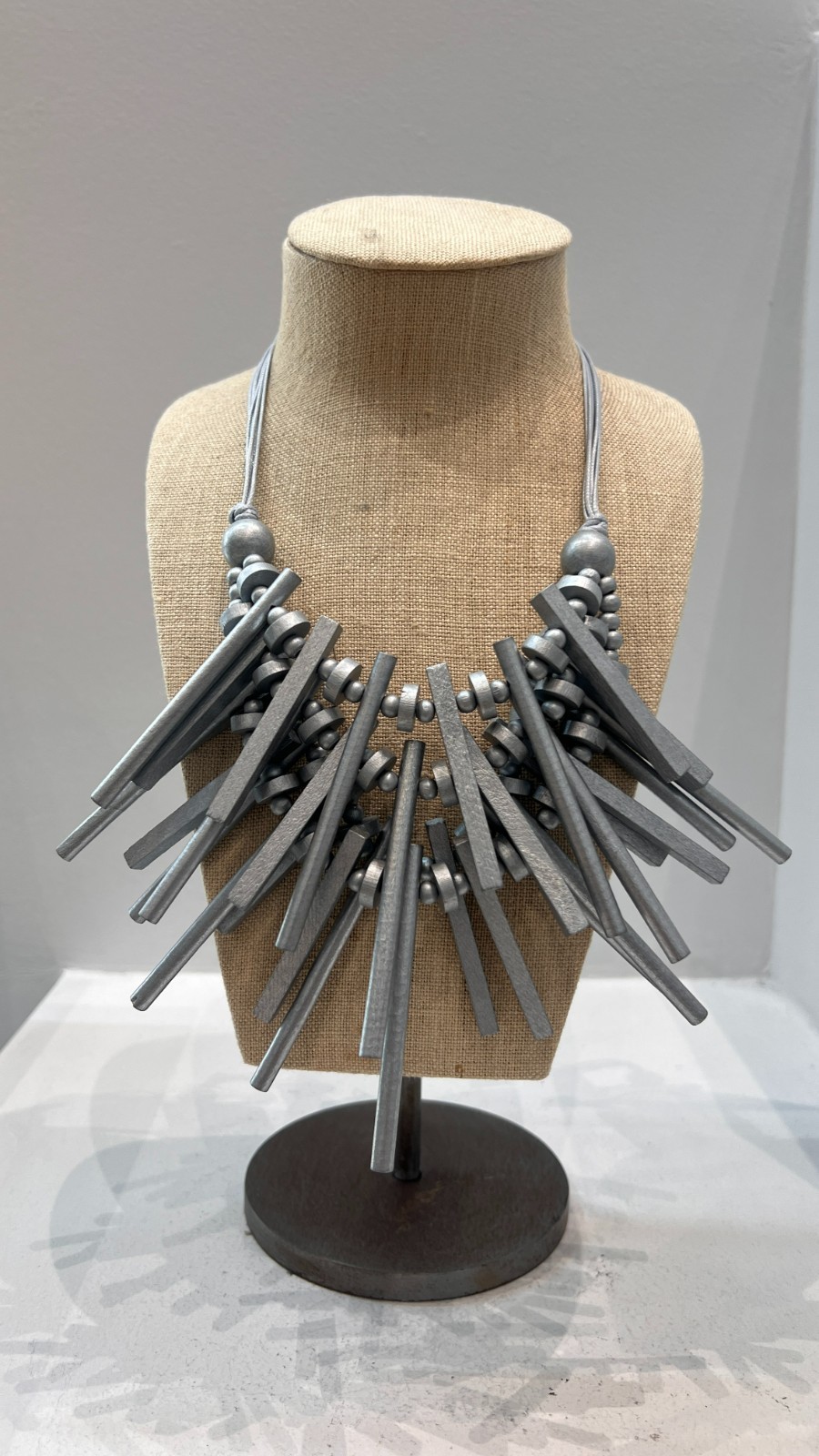 Le streghe statment wood geometric necklace for women in silver/gray ,